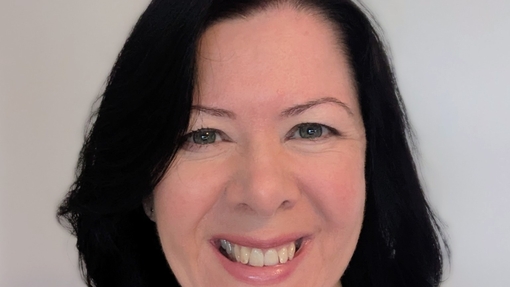 Julie Thomas headshot