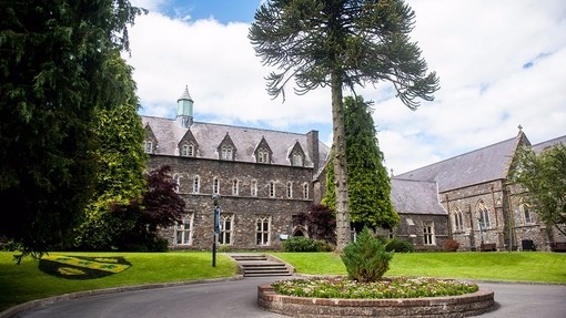 Campws Caerfyrddin.