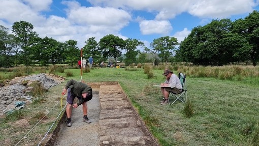 Tîm archaeolegol yn cloddio ar safle ger Talsarn, yn Nyffryn Aeron.