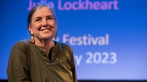 Julia Lockheart o PCYDDS yn gwenu.