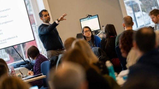 Dr Sonny Singh, Prif Ymchwilydd PCYDDS, yn siarad â grŵp o bobl yn y gweithdy 'Camau i'r Dyfodol' a gynhaliwyd gan PCYDDS yn gynharach eleni.