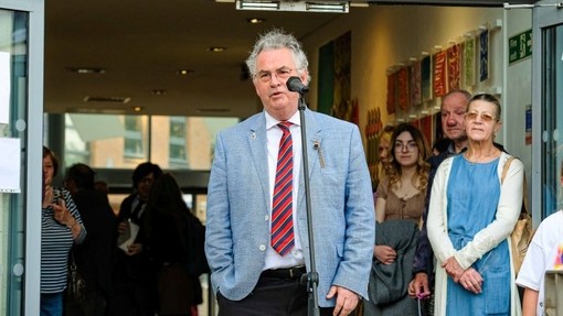 Medwin Hughes yn rhoi araith yn noson agoriadol sioe haf Coleg Celf Abertawe 2023.