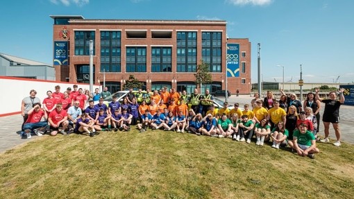 Chwe thîm o fyfyrwyr blwyddyn 12 o wahanol ysgolion a cholegau wedi ymgasglu y tu allan i adeilad IQ PCYDDS i ymgymryd ag ystod o heriau a gynhelir gan staff yr Academi Golau Glas.