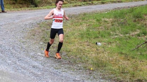Ollie George, myfyriwr yn PCYDDS, yn rhedeg llwybrau.