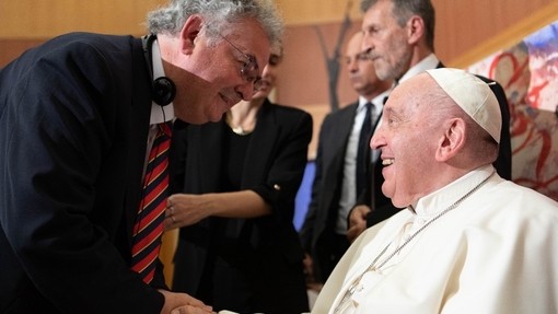Llun o’r Athro Medwin Hughes, Is-Ganghellor PCYDDS, yn cwrdd â’r Pab Francis.