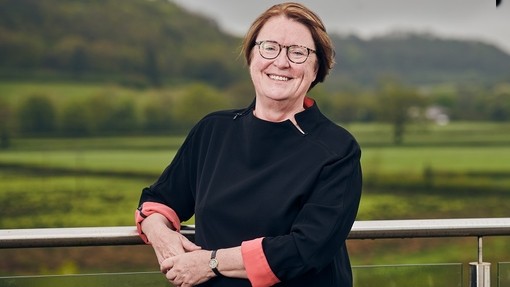 Llun o’r Is-Ganghellor newydd, yr Athro Elwen Evans