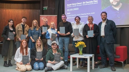 Owen Griffiths ac un ar ddeg o dderbynwyr Gwobrau Blynyddol Dydd Gŵyl Dewi, sy’n dal eu gwobrau.
