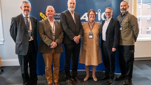 Llun grŵp o unigolion uwch y Drindod Dewi Sant ac ATiC gan gynnwys yr Athro Elwen Evans.