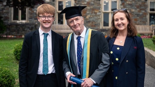 Dai Rogers gyda’i deulu.