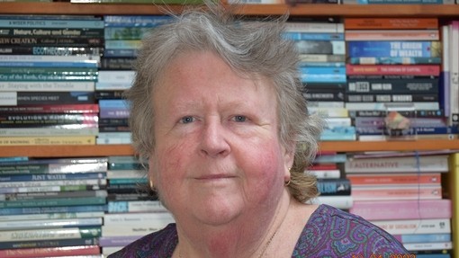 Llun pen ac ysgwyddau o Lisa Isherwood yn gwenu at y camera.