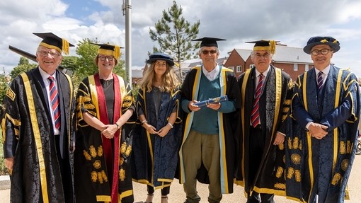 Martin Parr wrth ochr uwch aelodau’r Brifysgol.