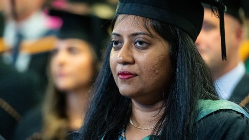 Saif Anupa Paul rhwng darpar-raddedigion eraill yn ystod y seremoni.