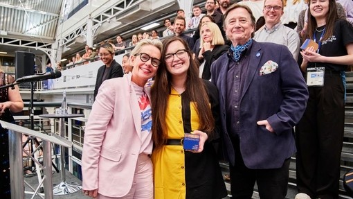 Kira Roberts yn derbyn ei gwobr gan gynrychiolwyr PepsiCo.