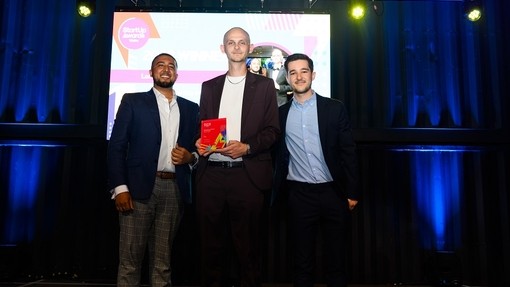 Ken Pearce yn casglu ei wobr gyda’i gydweithwyr Yousef Ahmed a James Bristow.
