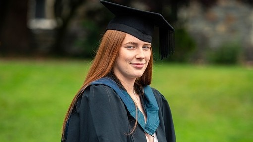 Letitia Whatmough mewn gwisg academaidd.