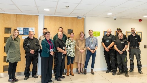 Yr Athro Elwen Evans ac Owen Derbyshire (Cadwch Gymru’n Daclus) wrth ochr cynrychiolwyr adran Ystadau a Chyfleusterau’r Drindod Dewi Sant yn gwenu ar gyfer y camera yn Neuadd y Celfyddydau, Llambed.