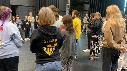 Grŵp o bobl yn cymryd rhan mewn gweithdy Theatr fel Arfer Cynhwysol