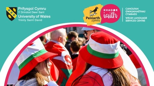 Torf yn yr Eisteddfod yn gwisgo lliwiau Cymru; logos swyddogol y Drindod Dewi Sant, Rhagoriaith, Peniarth, a’r Ganolfan Gwasanaethau Cymraeg.