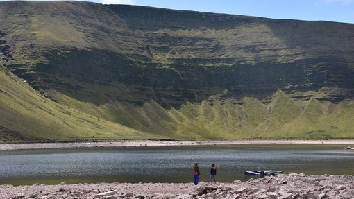 Llun o fynydd gwyrdd.