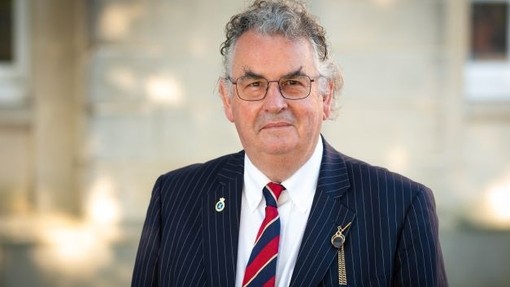 Portread o’r Athro Medwin Hughes, Is-Ganghellor PCYDDS.