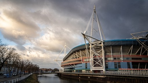 Golygfa o Stadiwm Principality yng Nghaerdydd
