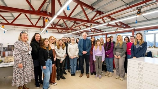 Mae Carwyn Davies o Hacer yn sefyll ar flaen grŵp mawr o fyfyrwyr Patrwm Arwyneb a Thecstilau.