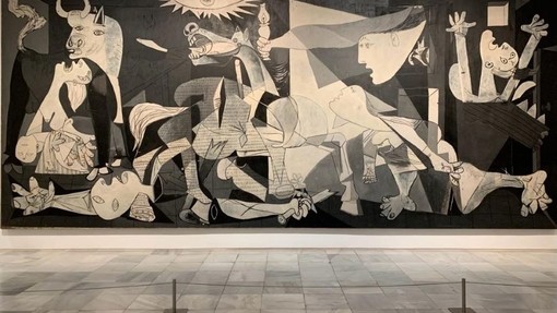 Guernica gan Pablo Picasso yn cael ei arddangos yn y Museo Reina Sofía.