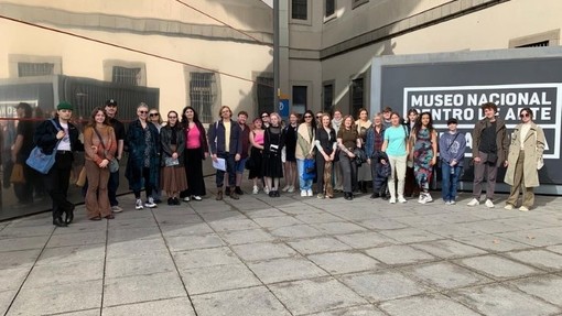 Tri deg o fyfyrwyr a staff o Goleg Celf Abertawe yn sefyll y tu allan i’r Museo Nacional Centro de Arte Reina Sofía.