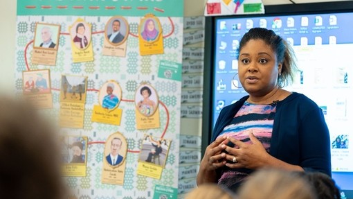 Image of Natalie Jones explaining to the children about Brethyn Cymru