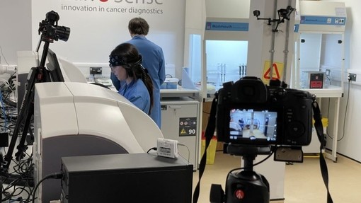 Utilising ATiC’s state-of-the-art research tools and capabilities, Innovation Fellows Dr Fatma Layas and Tim Stokes carry out observational studies and physiological monitoring at CanSense’s laboratories, to assess the CanSense-CRC blood test technology.