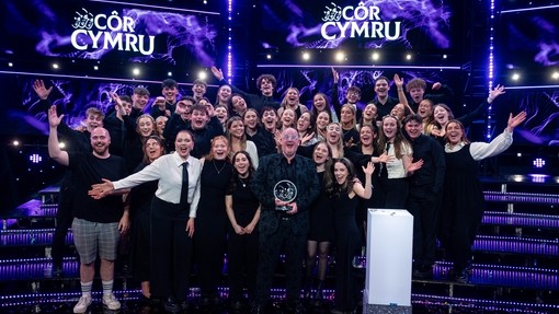 Cor Ifor Bach with Eilir Owen Griffiths holding the Côr Cymru trophy