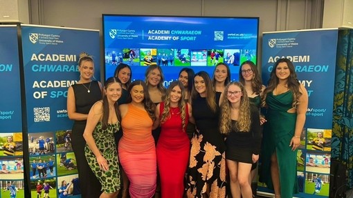 UWTSD netball team line up