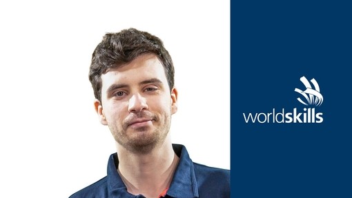 Mae llun o Oscar yn gwisgo top WorldSkills glas y llynges o flaen cefndir gwyn wrth ymyl logo WorldSkills.