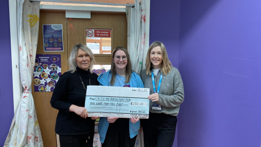 Cyflwyno siec Marchnad Nadolig Meryl Thomas (PCYDDS), Anwen Roberts (Cylch Meithrin Pont Pedr), Elin Lloyd-Williams (PCYDDS)