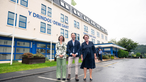 Kelly Williams and Professor Elwen Evans with Owen Derbyshire, Keep Wales Tidy Chief Executive