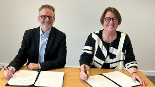 Dr Phil Kloer and Professor Elwen Evans signing the MOU