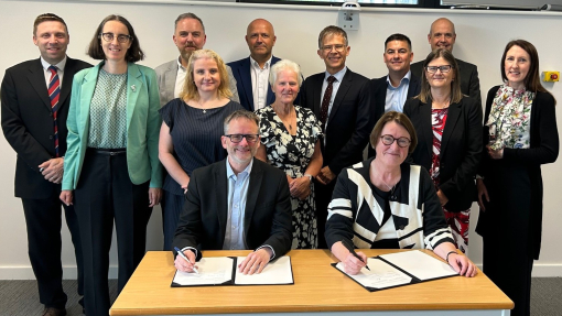 Dr Phil Kloer and Professor Elwen Evans signing the MOU with senior officers of both organisations