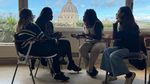 Four girls in discussion during the Young Changemakers Programmethe 10th International Congress of Scholas Occurrentes Chairs in Rome