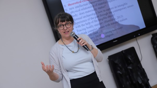 Katahrina Zinn presenting in front of a screen at Alexandria University