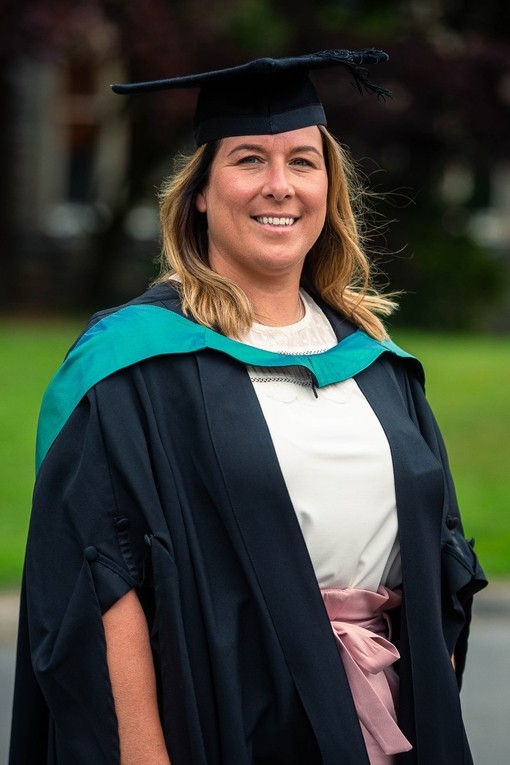 Jo Price mewn gwisg academaidd.