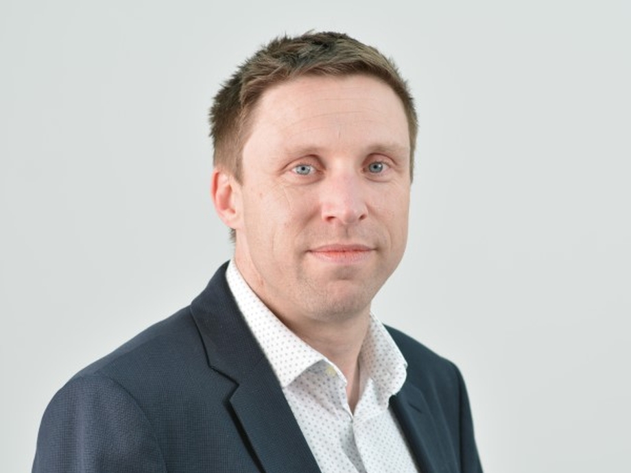 Gareth Davies headshot