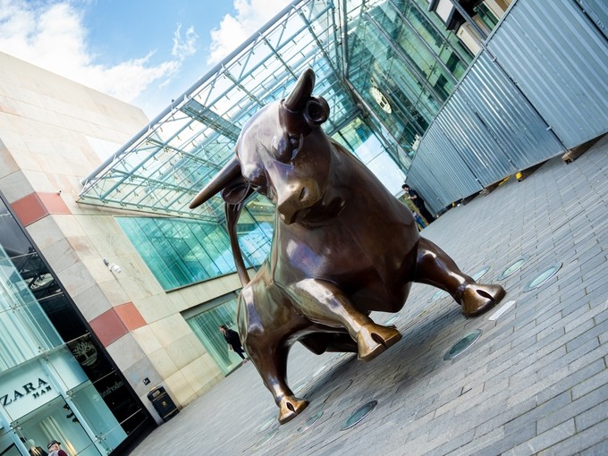 Cerflun tarw y tu allan i ganolfan siopa'r Bullring