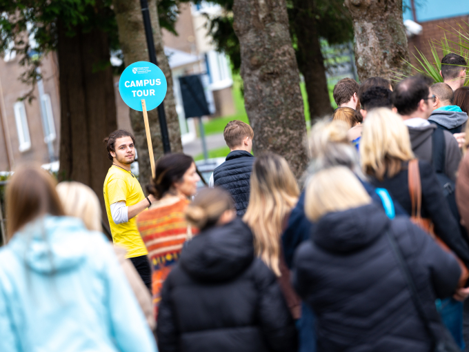 Llysgennad myfyrwyr yn arwain taith o gwmpas campws Caerfyrddin