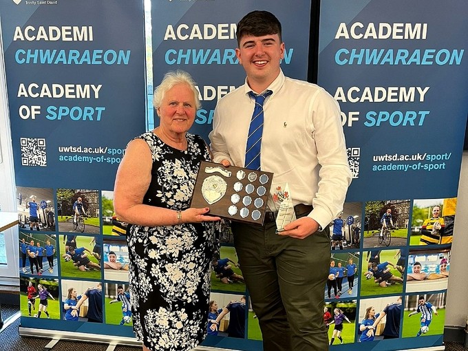 Morgan Thomas with Professor Wendy Dearing receiving his award