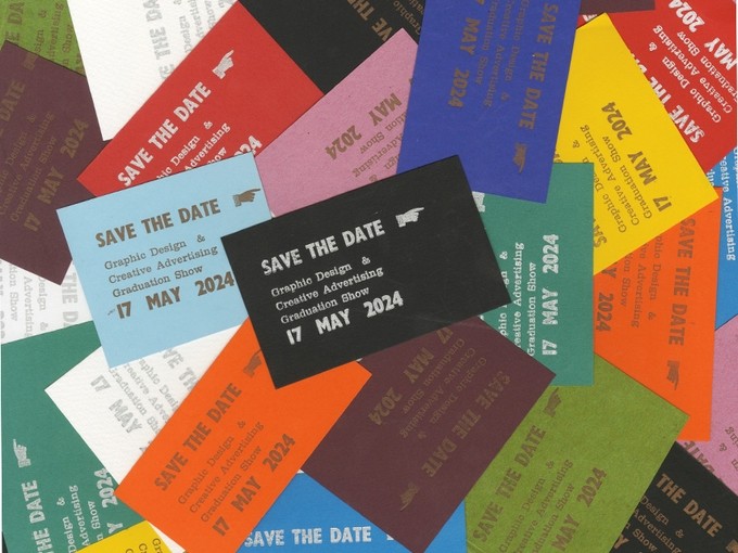 Cardiau gwahanol lliw yn gorgyffwrdd, pob un yr un maint â cherdyn busnes; ar bob un mae’n dweud: save the date; graphic Design and creative advertising graduation show 17 May 2024.
