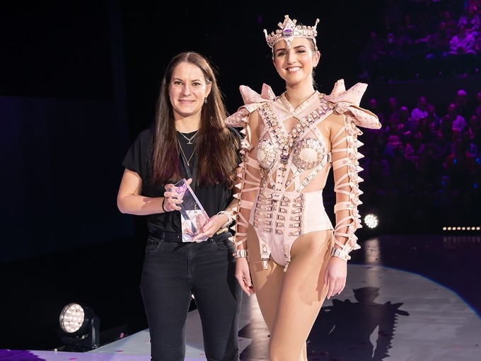 Agnes Olah wrth ymyl model sy’n gwisgo’i dyluniad buddugol – Beneath - ar gyfer cystadleuaeth Wearable Art.