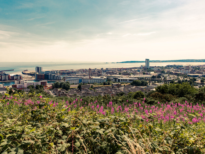 Golygfa ar draws Abertawe o Kilvey Hill yn edrych tuag at y Mwmbwls.