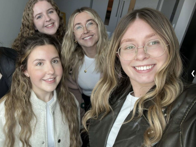 Llun o Emily Morgan gyda ffrindiau
