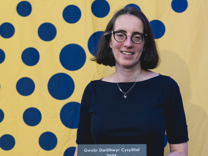 Yr Athro Mirjam Plantinga yn derbyn gwobr y Coleg Cymraeg Cenedlaethol