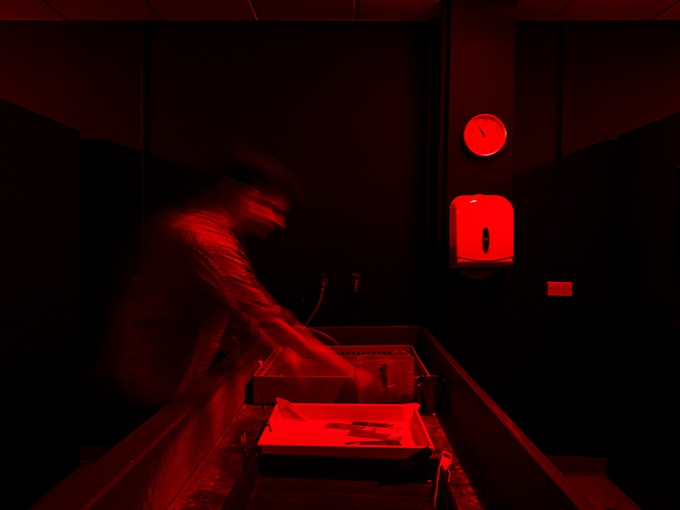 student using the analogue darkroom